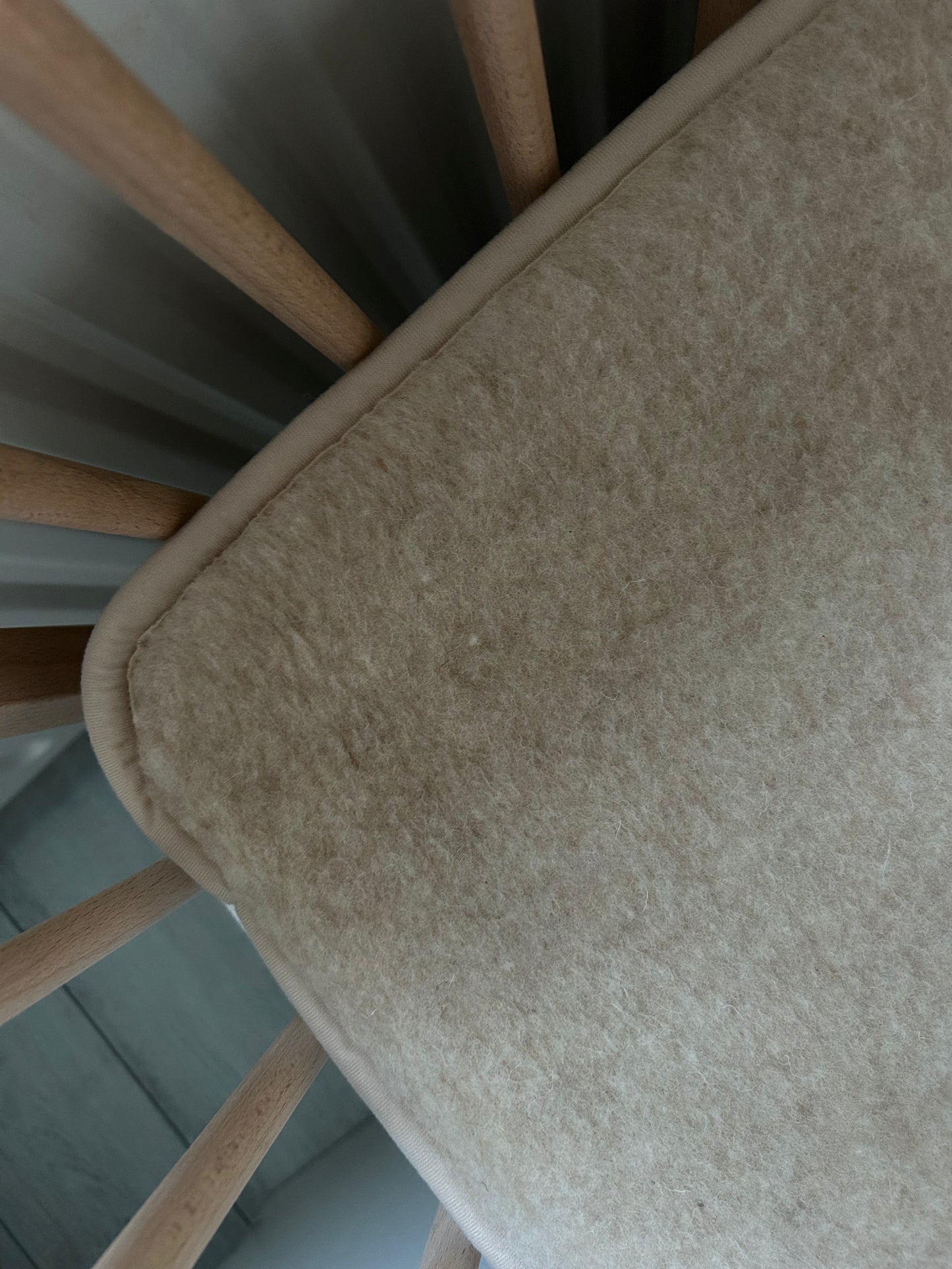 Wollen onderlegger voor ledikant