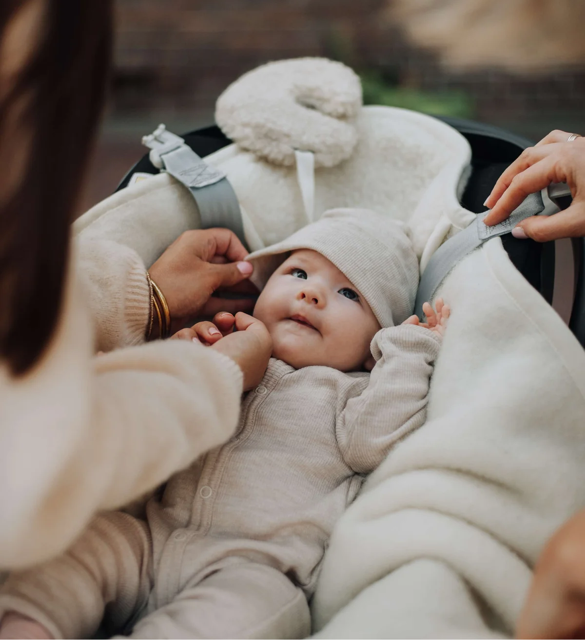 Wollen wikkeldoek met maxi cosi openingen