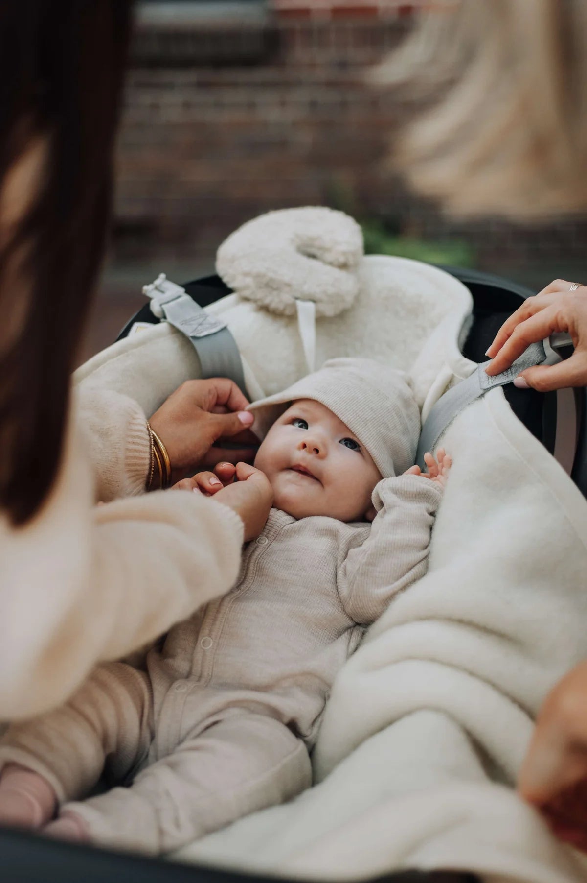 Wollen wikkeldoek met maxi cosi openingen